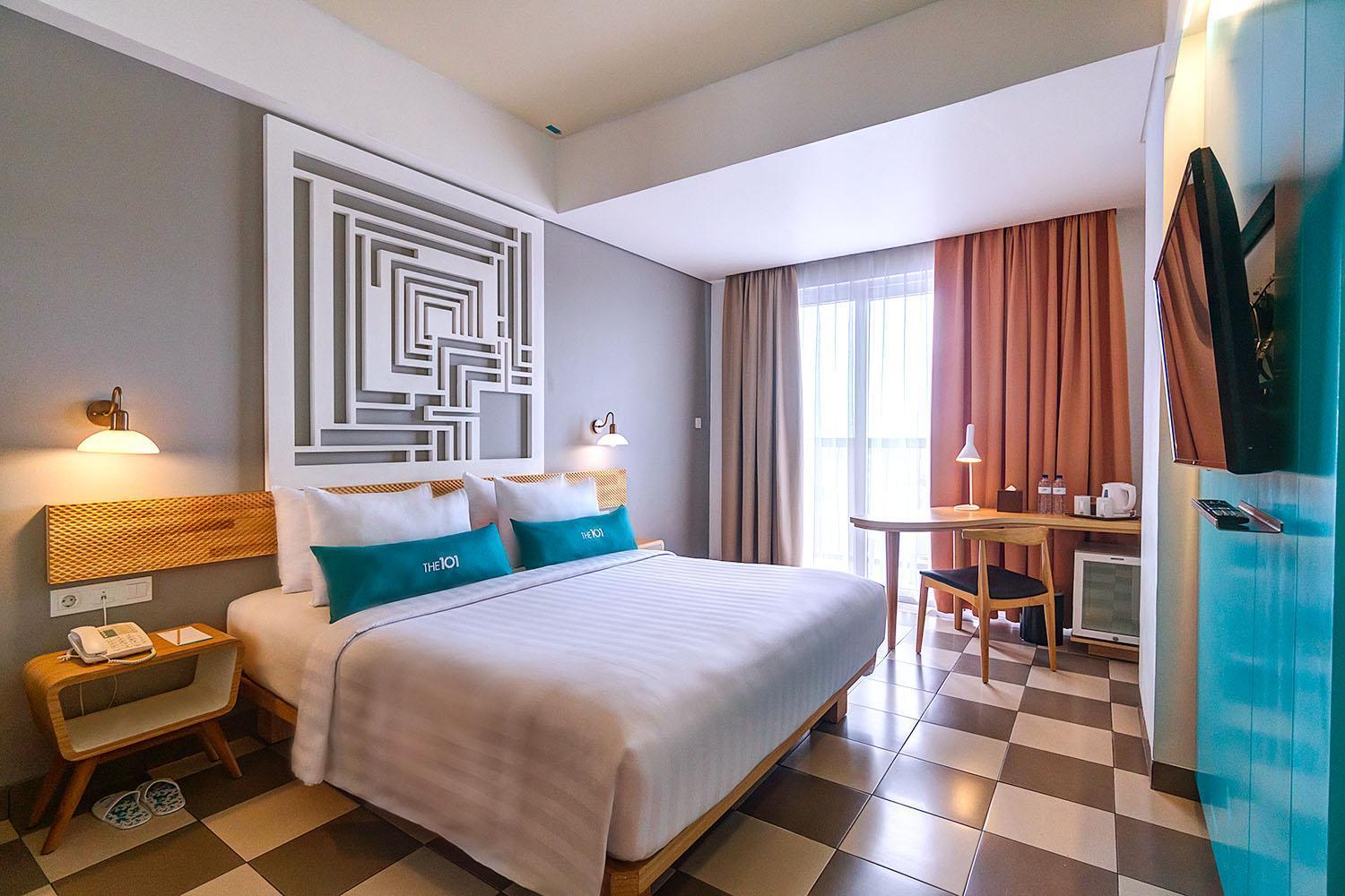 Kamar Deluxe dengan Pemandangan Kolam Renang - Balkon